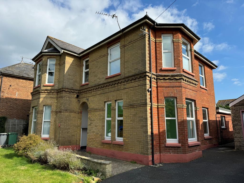 Lot: 154 - THREE-BEDROOM GROUND FLOOR APARTMENT FOR IMPROVEMENT WITH GARDENS AND GARAGE - View of building from driveway